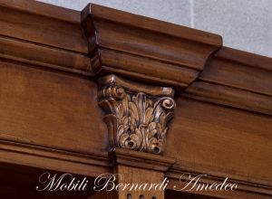 Libreria in stile classico da studio o biblioteca realizzata in legno massello con capitelli intagliati